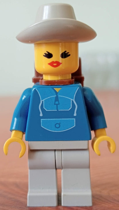 Preowned LEGO® Minifigure – Town par046a Jogging Suit Light Gray Legs Light Gray Cowboy Hat