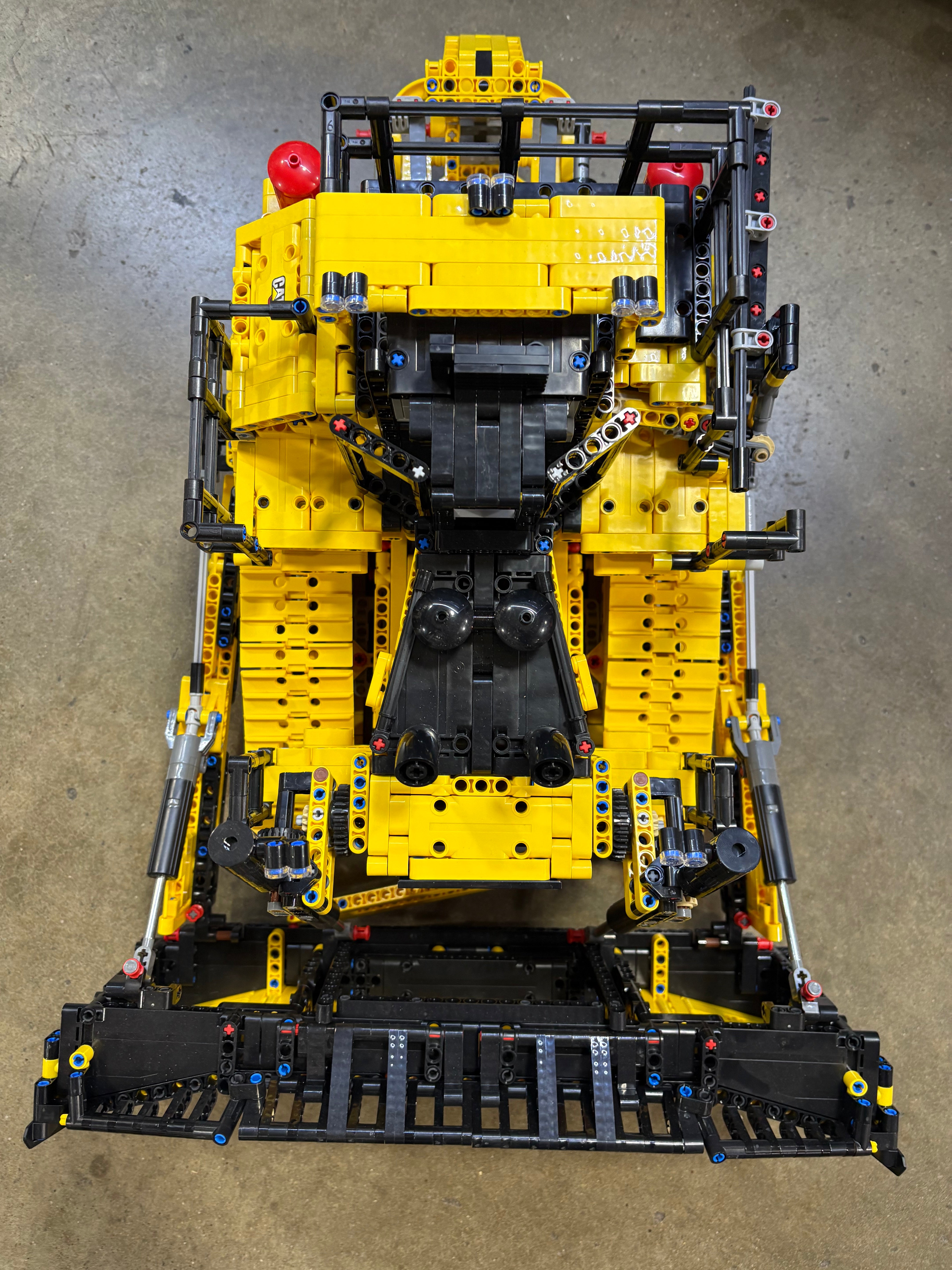 LEGO® Technic 42131-1 - Cat D11 Bulldozer (BUV)