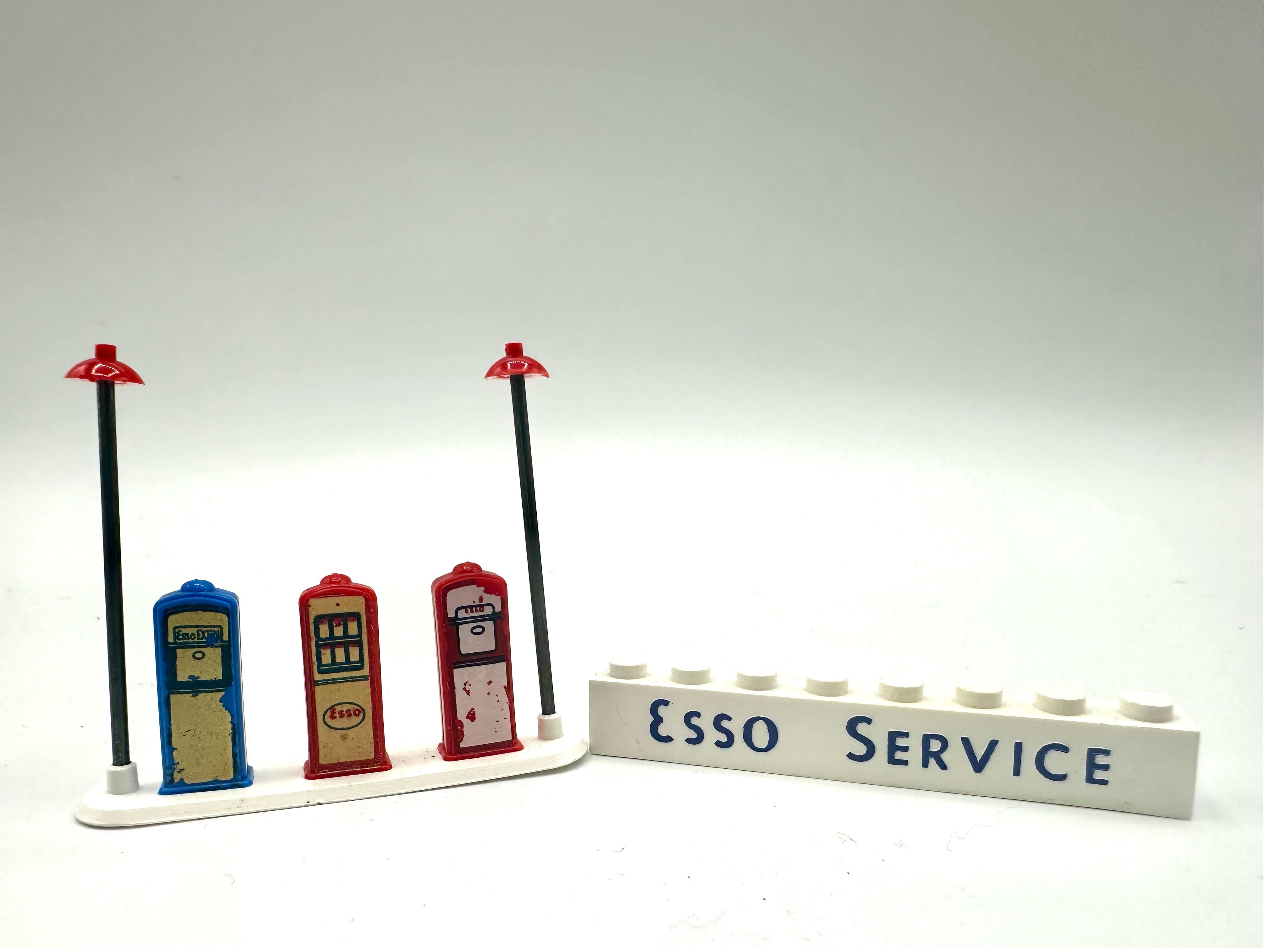 LEGO® Parts – HO Scale, Accessory Petrol Pumps & Esso Service 1 x 8 Brick